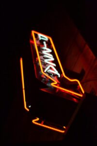 en skinande neonskylt